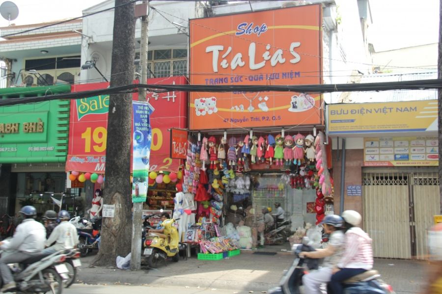 Shop Trang sức - Quà lưu niệm Tía Lia nằm tại vị trí thuận lợi trên đường Nguyễn Trãi.