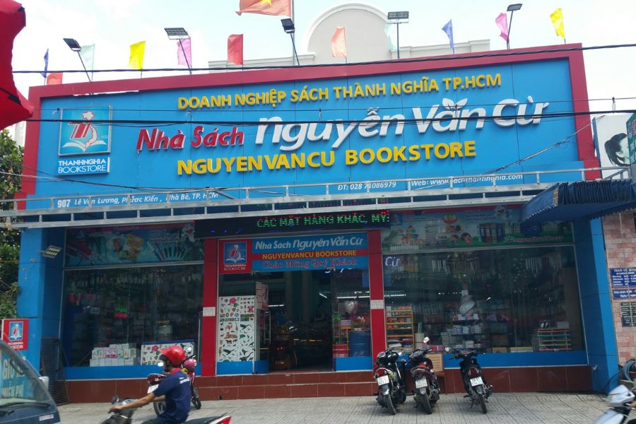 Nhà sách Nguyễn Văn Cừ thường bán rẻ hơn các shop khác từ 10% - 20% cho các đồ trang trí Giáng Sinh.