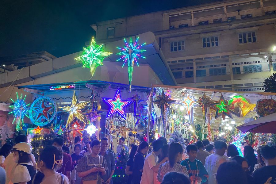 Từ 19h - 21h là thời điểm khu chợ Giáng Sinh ở nhà thờ Tân Định đông đúc và lên đèn rực rỡ.
