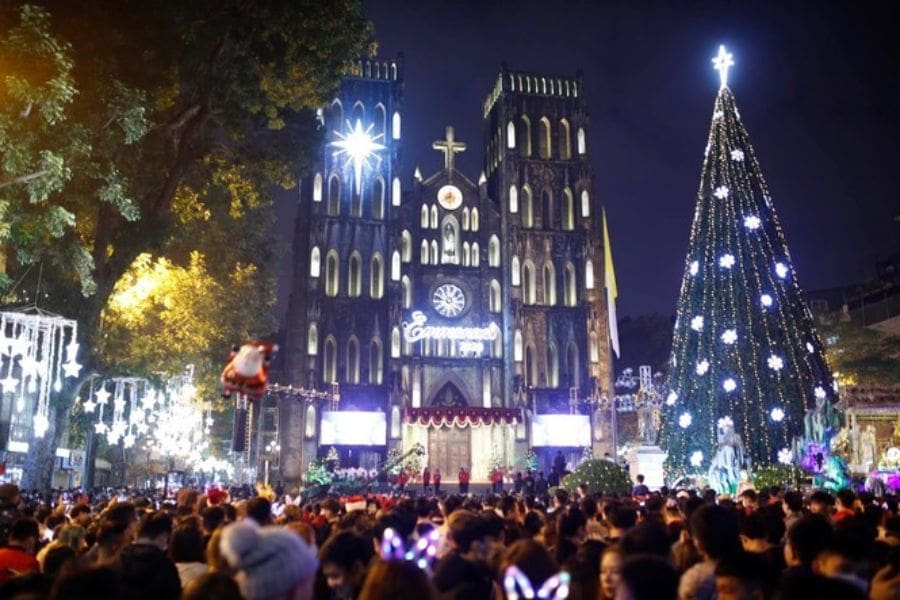 Nhà thờ lớn Hà Nội đông đúc vào lễ Noel hàng năm.