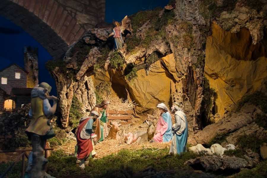 Hang đá Giáng Sinh đánh dấu sự ra đời của Chúa Giê-su.