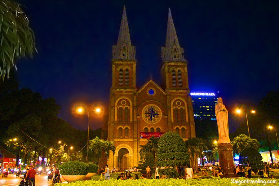 Nhà thờ Đức Bà là một trong các địa điểm chụp hình Giáng Sinh ở tphcm.
