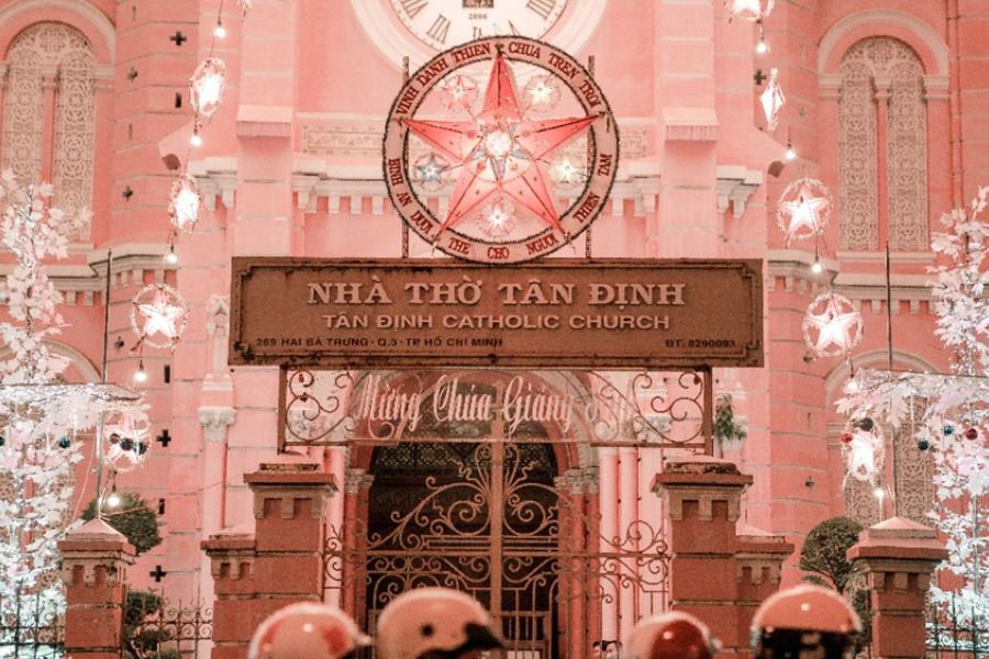 Nhà thờ Tân Định từ lâu đã trở thành địa điểm chụp hình Giáng Sinh ở tphcm.