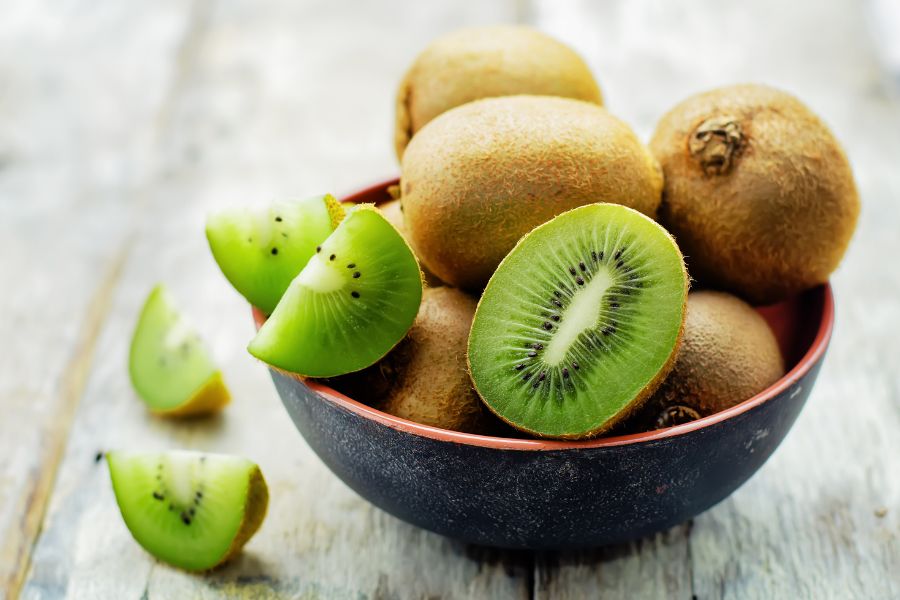 Kiwi là 1 loại siêu quả, giàu vitamin C, dưỡng chất tốt cho sức khỏe.