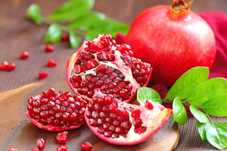 Những loại trái cây không có đường: Lựu là một loại trái cây giàu vitamin, hỗ trợ ổn định đường huyết.