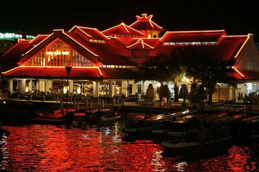 Chợ Tây Đô là địa điểm vui chơi Noel dành cho những du khách muốn hòa vào không khí sôi động và ngắm nhìn bến Ninh Kiều về đêm.