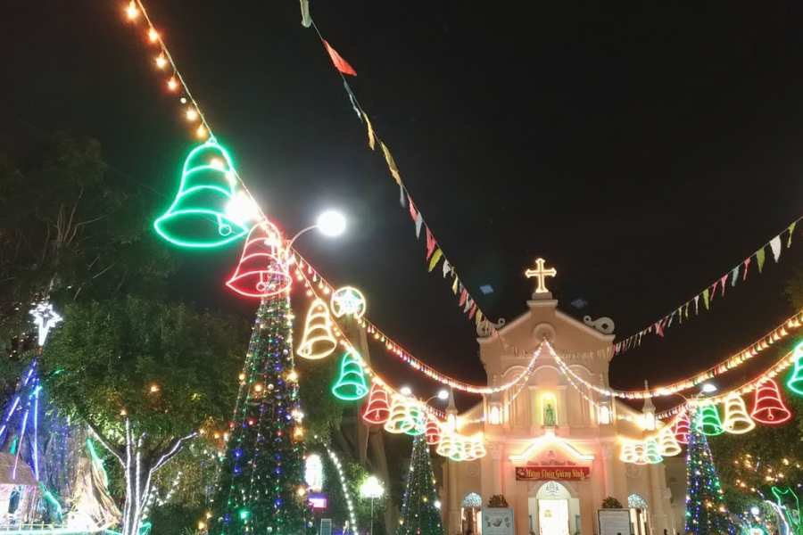 Nhiều nhà thờ lớn tại Cần Thơ luôn tổ chức nhiều tiết mục đặc sắc và trang hoàng lung linh vào đêm Noel.