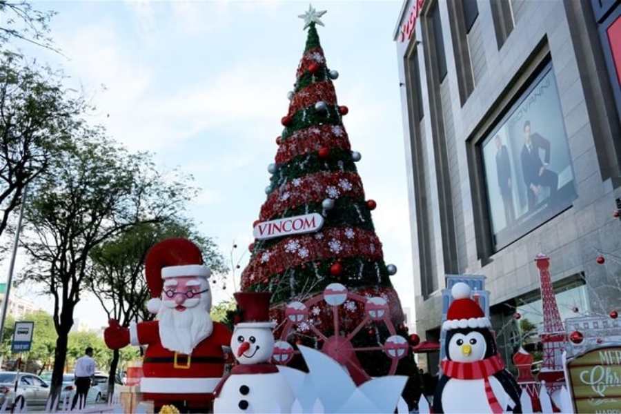 Vincom Xuân Khánh được trang hoàng lộng lẫy và diễn ra nhiều hoạt động hấp dẫn vào đêm Giáng Sinh.