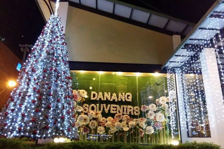 Danang Souvenirs & Café trang trí phong cách Giáng Sinh để khách hàng chụp ảnh.