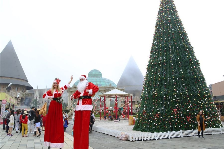 Noel tại Bà Nà Hill được trang trí cây thông Noel khổng lồ để du khách thỏa sức chụp ảnh.