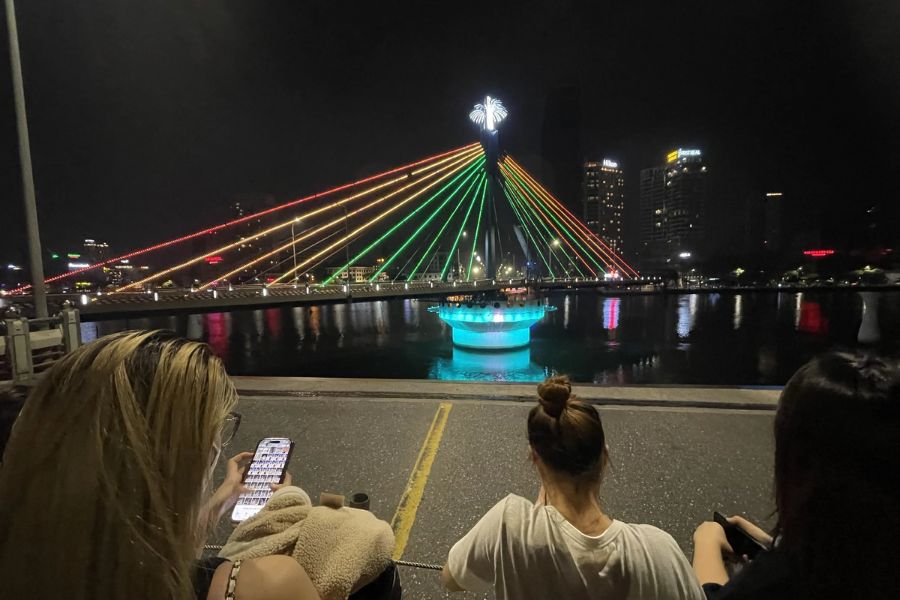 Bạn có thể đến Cầu Sông Hàn để tham quan và hàn thuyên cùng bạn bè vào dịp Noel.