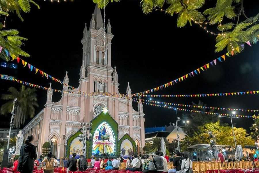 Nhà thờ Chính tòa Đà Nẵng là địa điểm không nên bỏ qua trong dịp Noel năm nay.