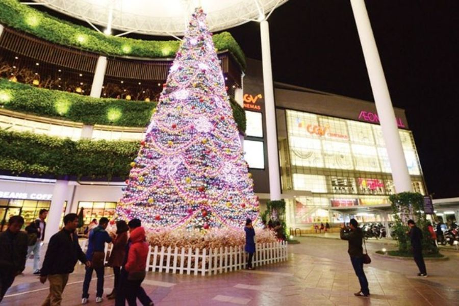 Cây thông Noel “khổng lồ” tại trung tâm thương mại.