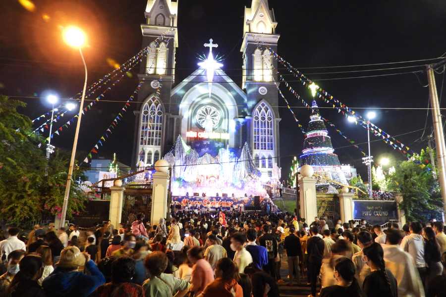 Nhà thờ Phú Cường được trang hoàng lộng lẫy, mang vẻ đẹp tựa trời Âu vào mỗi dịp Noel.