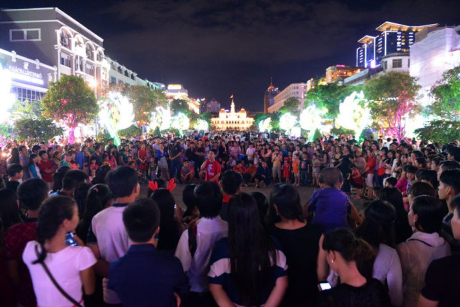 Phố đi bộ Nguyễn Huệ nơi diễn ra các hoạt động Giáng Sinh sôi động.