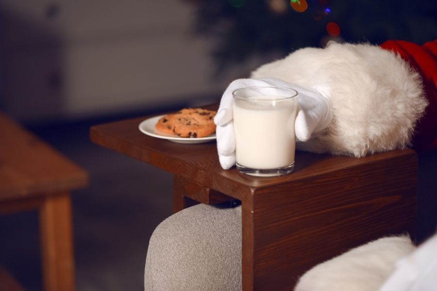 Mỗi gia đình ở Anh sẽ chuẩn bị bánh mince và sữa ấm cho ông già Noel trong ngày Giáng Sinh.