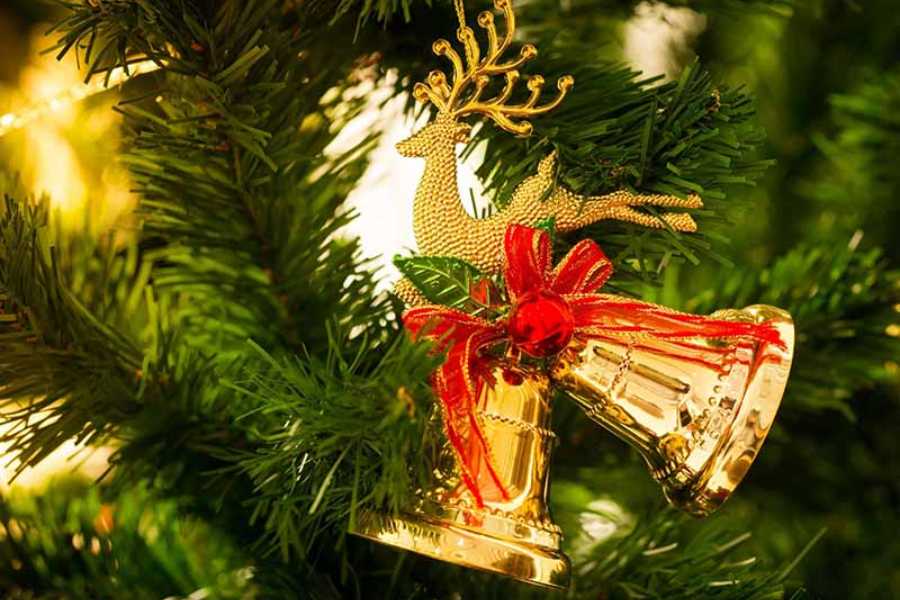 Chuông Giáng Sinh thường được dùng để trang trí cửa ra vào và treo lên cây thông Noel.