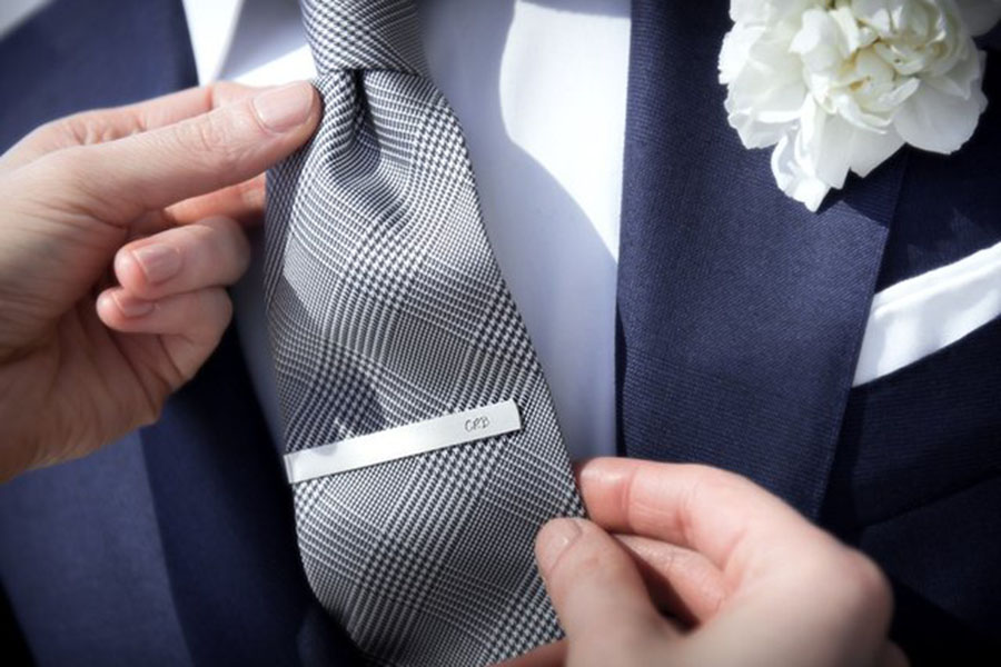 Tặng kẹp cà vạt góp phần thể hiện sự tinh tế của bạn.