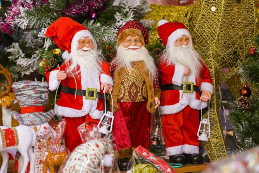 Ông già Noel là món phụ kiện phổ biến không thể thiếu vào ngày Giáng Sinh của nhiều gia đình.