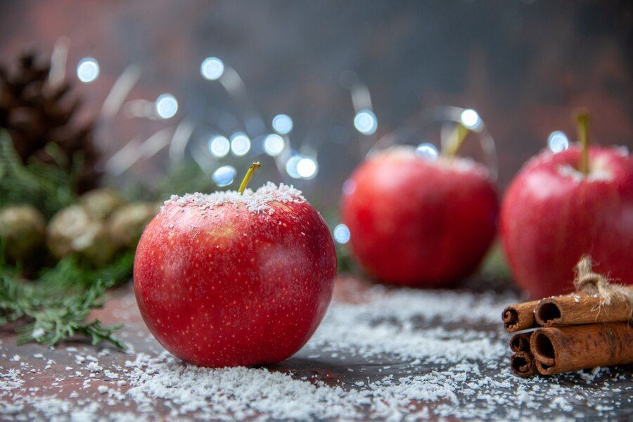 Món ăn Giáng Sinh truyền thống ở Trung Quốc là quả táo đỏ được bọc trong những tờ giấy nhiều màu sắc.
