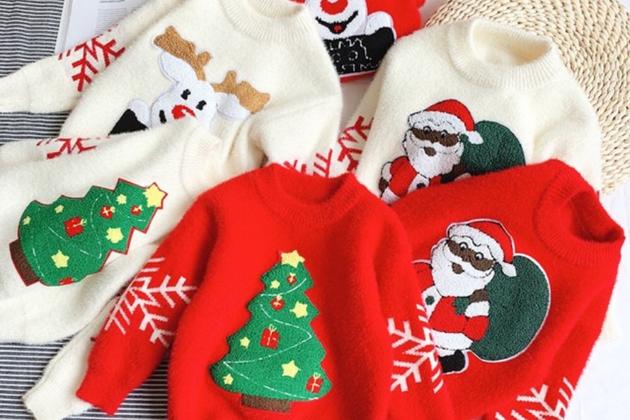 Quần áo, giày dép họa tiết Giáng Sinh cho bé vô cùng đẹp và đa dạng.
