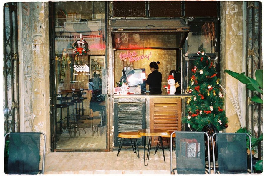 Local Saigon cafe thu hút khách bằng phong cách tối giản và có chút xưa cũ.