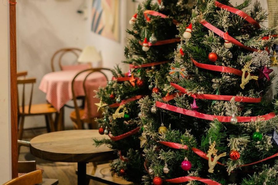 Cây thông Noel của quán tuy được trang trí đơn giản nhưng vẫn thật tươi đẹp.