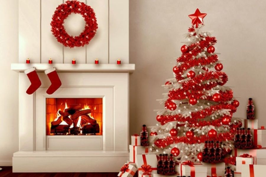 Kết hợp đồ vật màu trắng và màu đỏ là một cách để trang trí phòng khách dịp Noel.