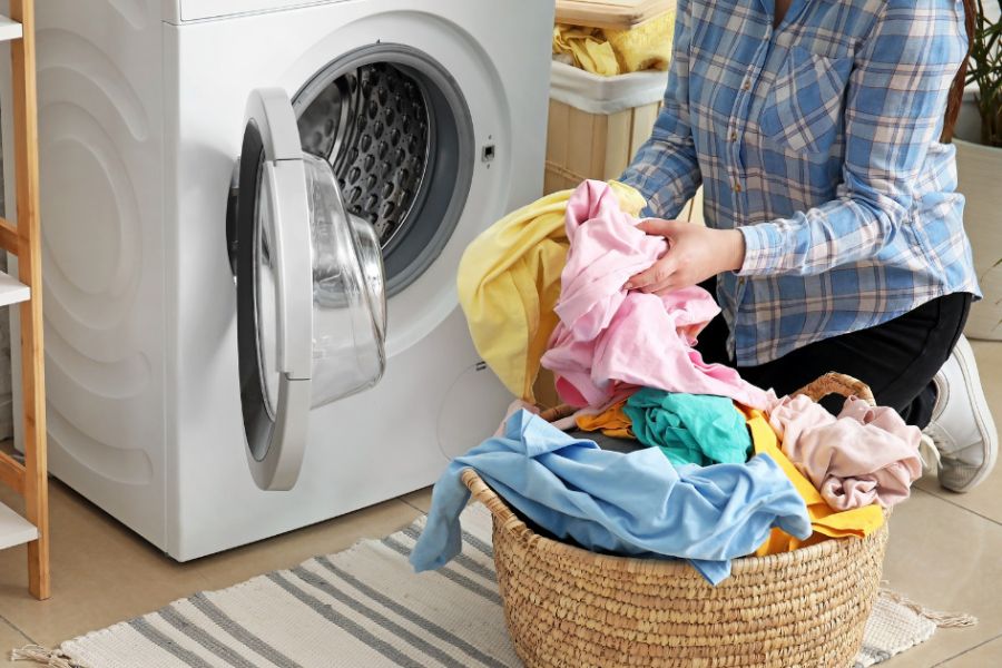 Lấy quần áo ra khỏi lồng giặt ngay sau khi máy giặt xong.