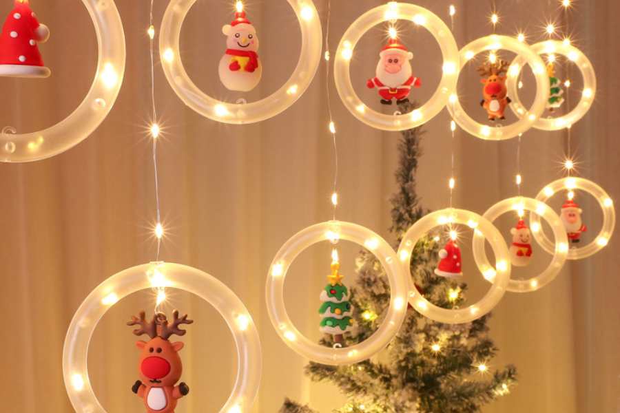 Mẫu vòng đèn trang trí với những nhân vật Noel sống động, giúp văn phòng thêm bắt mắt.