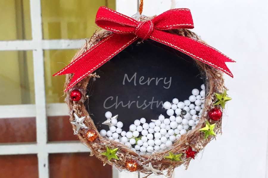 Mẫu vòng nguyệt quế trang trí Noel cho văn phòng với ý tưởng từ tổ chim vô cùng độc đáo.