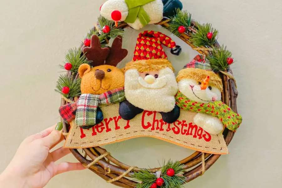 Mẫu vòng nguyệt quế trang trí Noel cho văn phòng được làm từ những chú gấu bông đan xen những cành thông tươi mát.