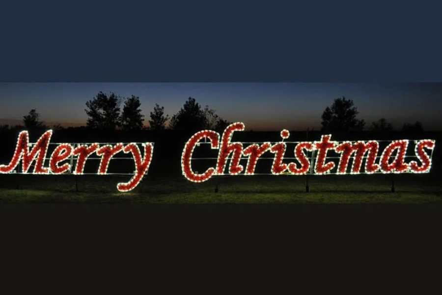 Mẫu trang trí Giáng Sinh bằng đèn LED có dòng chữ Merry Christmas được đặt nổi bật ngoài trời.