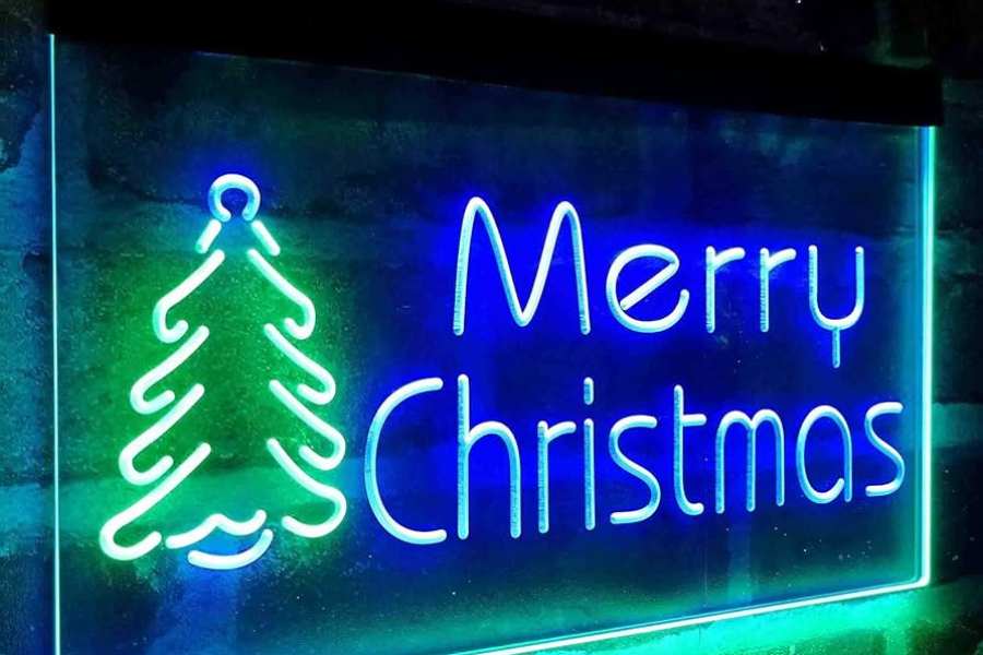 Bạn có thể đặt bảng đèn LED có dòng chữ Merry Christmas tại khoảng tường trống cổng ra vào để không gian thêm bừng sáng.