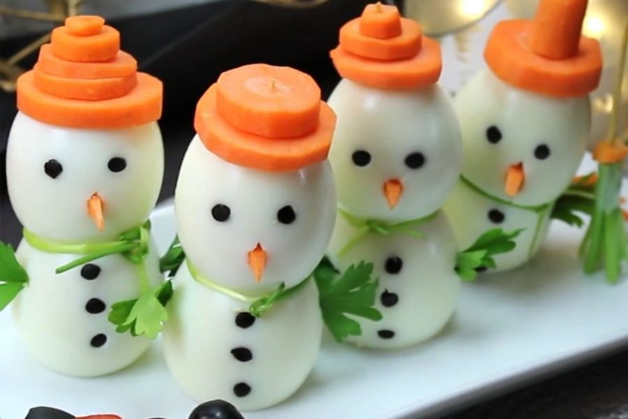 Tạo hình người tuyết Noel từ trứng và cà rốt.