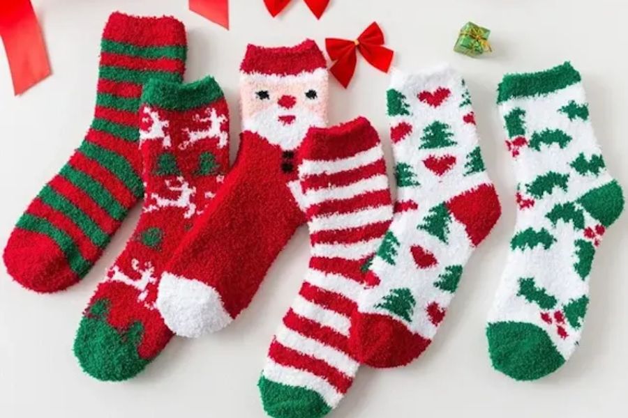 Tất chân với họa tiết đáng yêu rất thích hợp để làm quà tặng cho mùa Noel.