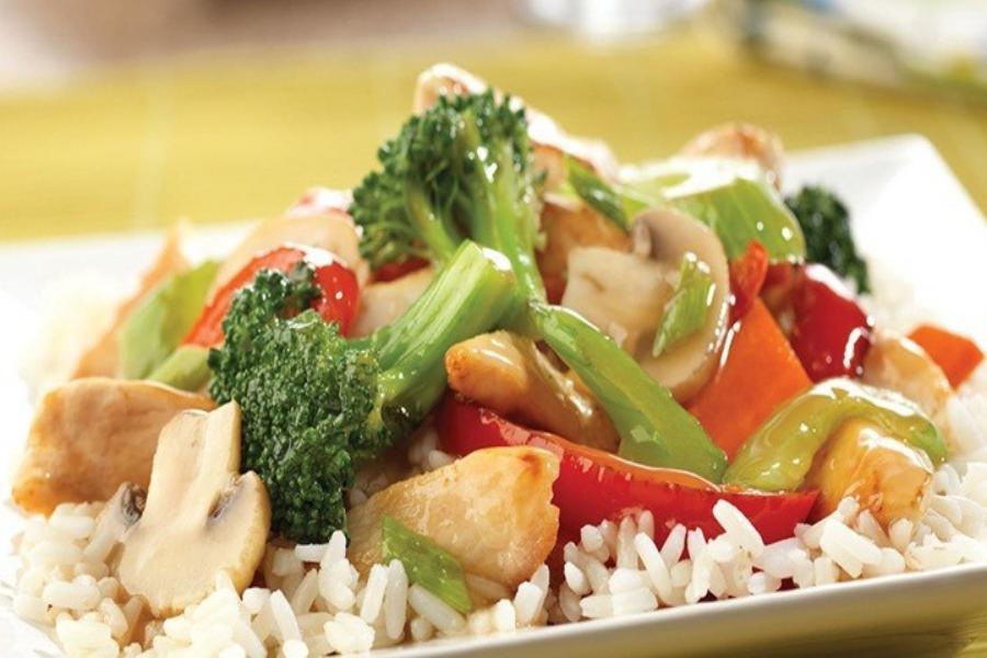 Thịt gà xào rau củ là món ăn ngon miệng cho những ngày giảm cân.