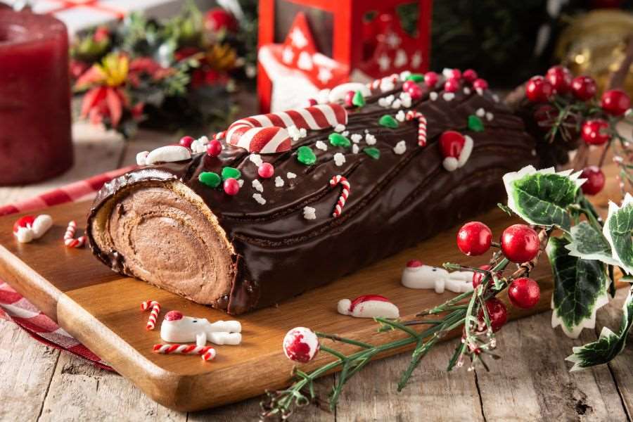 Bánh kem socola ngọt ngào, mềm mại được trang trí chủ đề Noel.