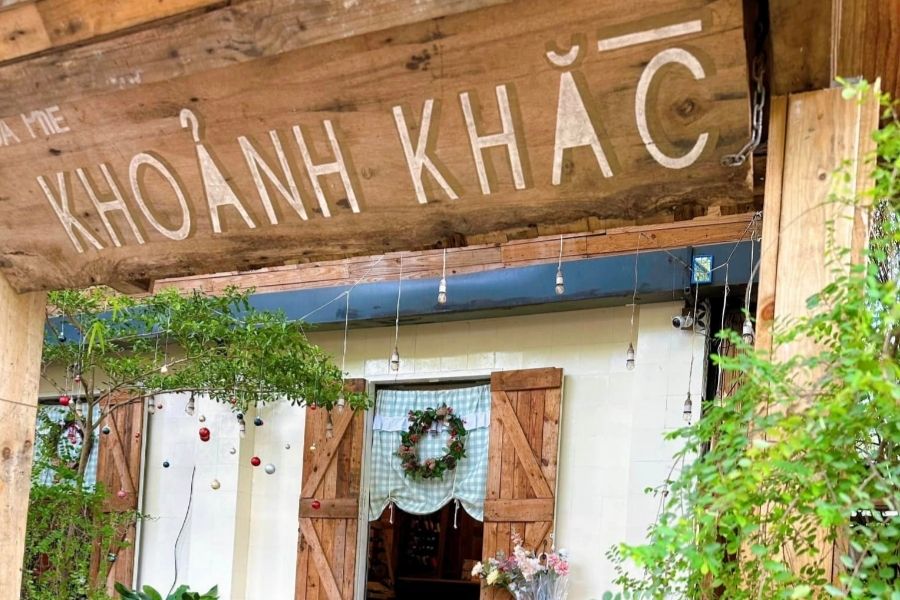 Tiệm cà phê Khoảnh Khắc đã trang trí Giáng Sinh hoàn tất từ giữa 11 để khách hàng có thể ghé tham quan và trải nghiệm nước uống ngon.