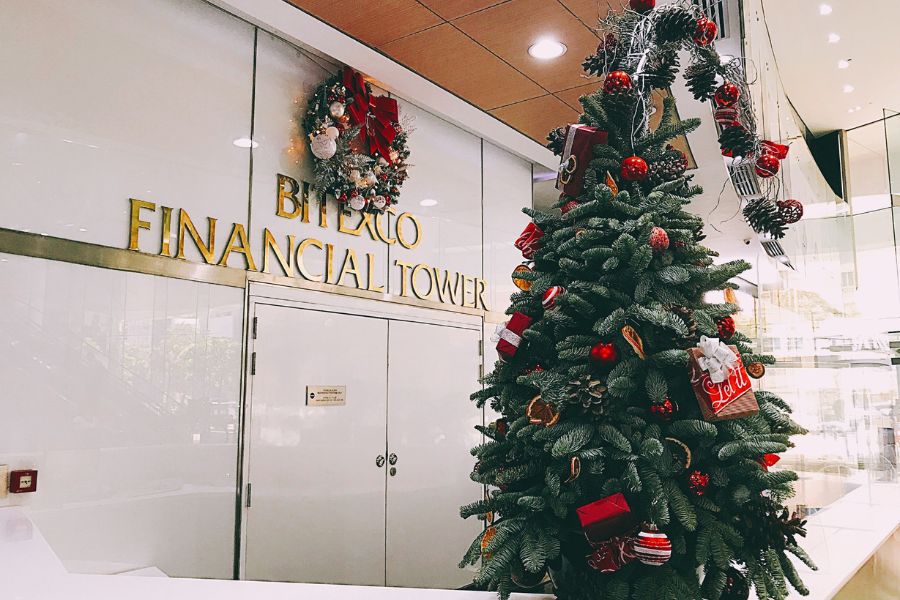 Tòa nhà Bitexco cũng là một địa điểm chụp hình Giáng Sinh ở TPHCM.