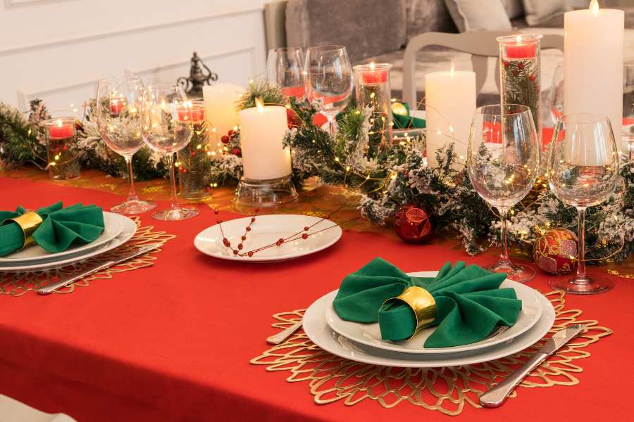 Trang trí bàn tiệc Giáng Sinh sáng tạo với màu đỏ, xanh và vàng đẹp mắt.