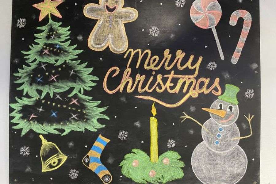 Kết hợp nhiều họa tiết Giáng Sinh để thu nhỏ không khí Noel trong lớp học.