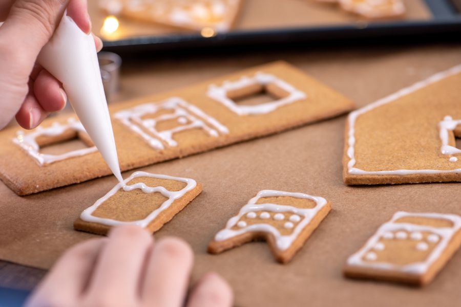 Vẽ tạo hình bánh quy Noel tùy theo sở thích.