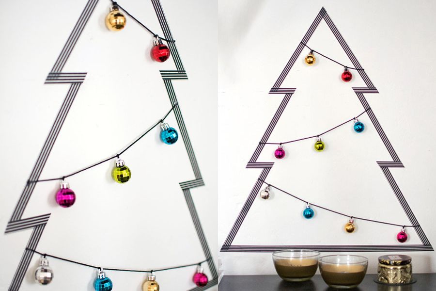 Trang trí cây thông Noel dán tường bằng băng dính họa tiết và dây quả châu.