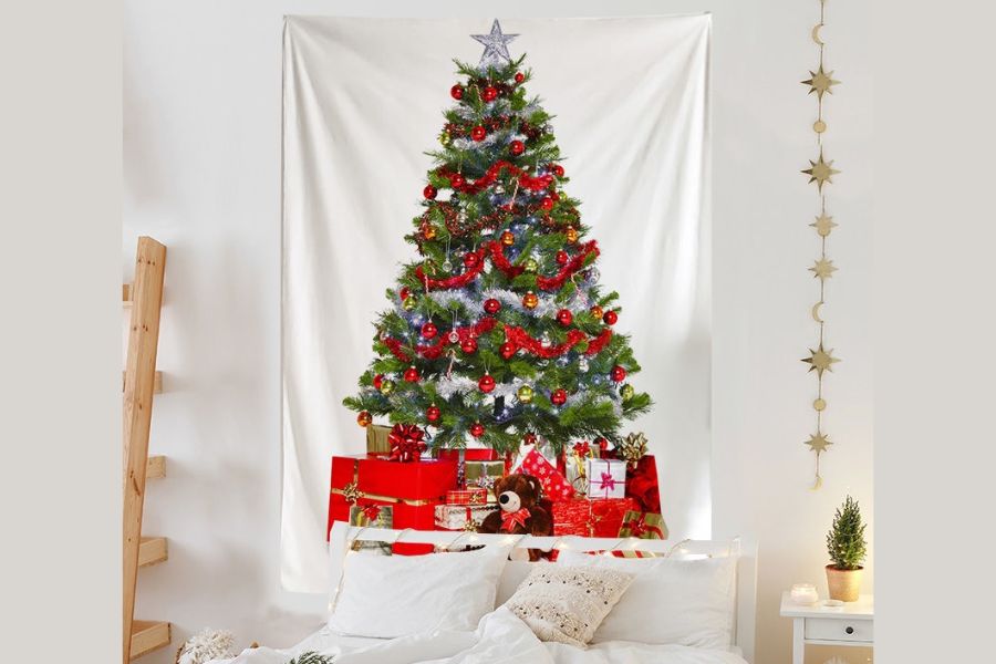 Trang trí cây thông Noel dán tường bằng cách ghim thảm vải trang trí.