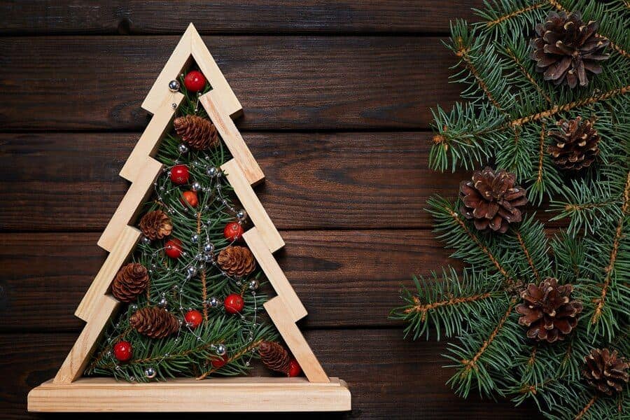 Tạo hình cây thông Noel từ khung gỗ, lá thông, quả thông tạo hình cây thông khô nhiều tầng.