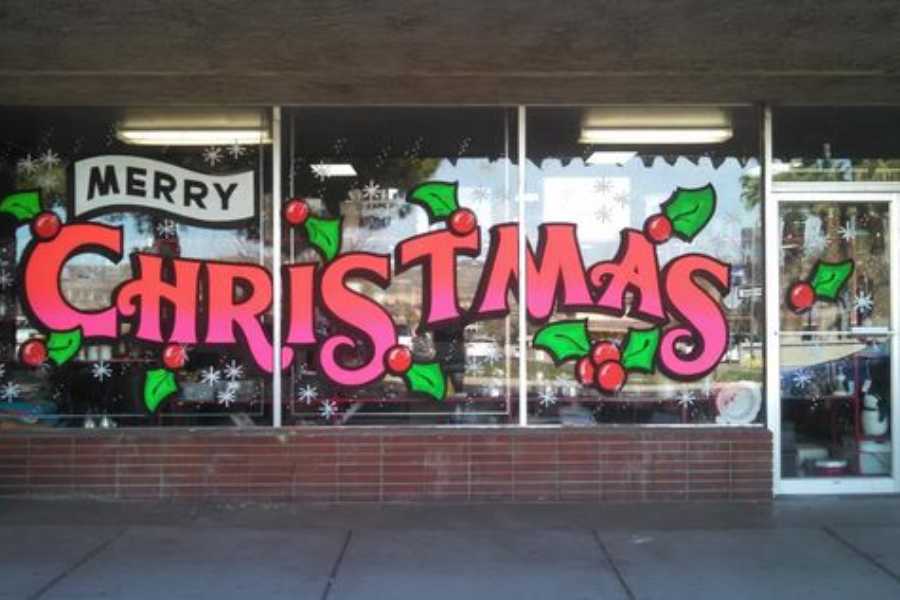 Mẫu decal dán tường Giáng Sinh dòng chữ Christmas đơn giản nhưng vẫn mang đến không khí Noel sôi động.