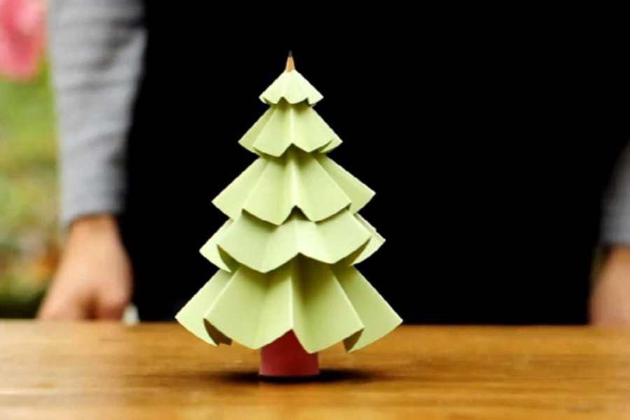 Mẫu cây thông Noel handmade bằng giấy đơn giản, thích hợp để đặt lên bàn làm việc hoặc kệ tủ trong văn phòng.