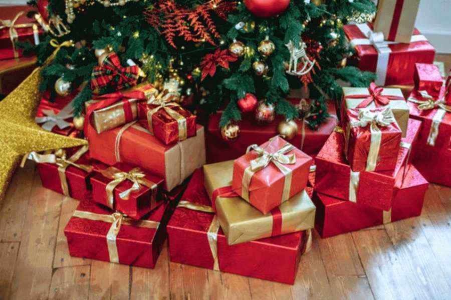 Ý tưởng trang trí cây thông Noel với những hộp quà đẹp mắt.