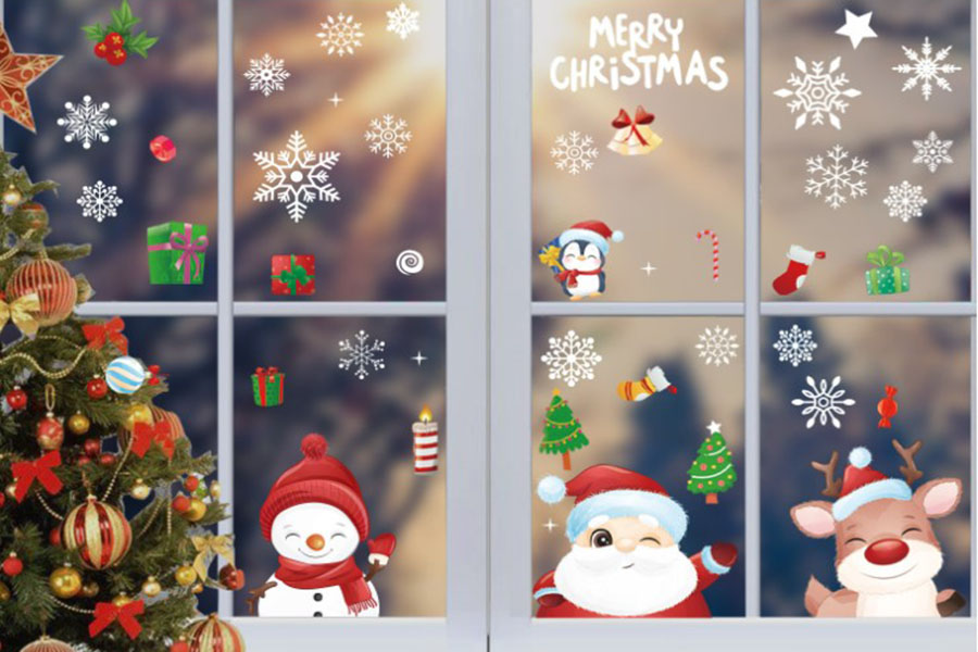 Trang trí cửa sổ bằng bức tranh về Noel.